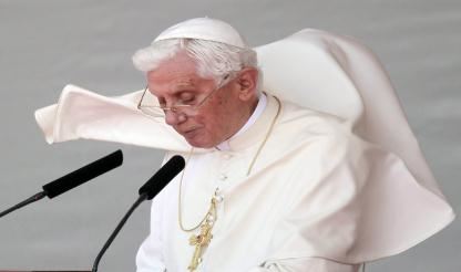 Bento XVI pede uma economia centrada 